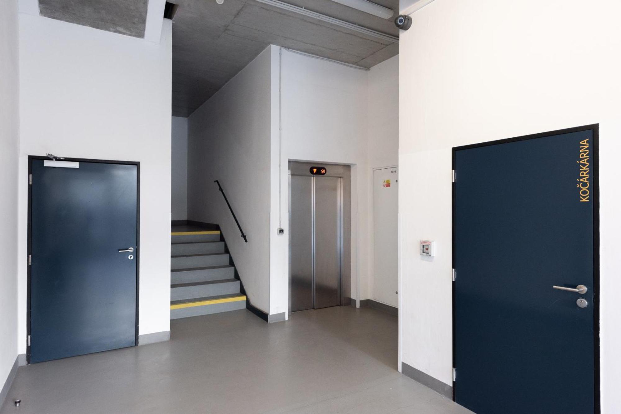 Spacious Apartments Near Karlin Square Praag Buitenkant foto